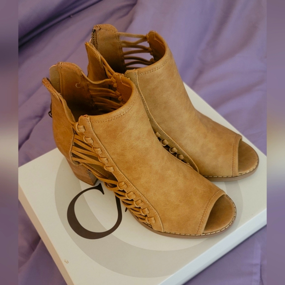 Cato Tan Rear Zip Wedge * Size 7 * New in Box